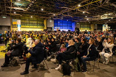 911174 Afbeelding van de 1-jarige herdenking van de Russische inval in de Oekraïne in de Jaarbeurs te Utrecht.